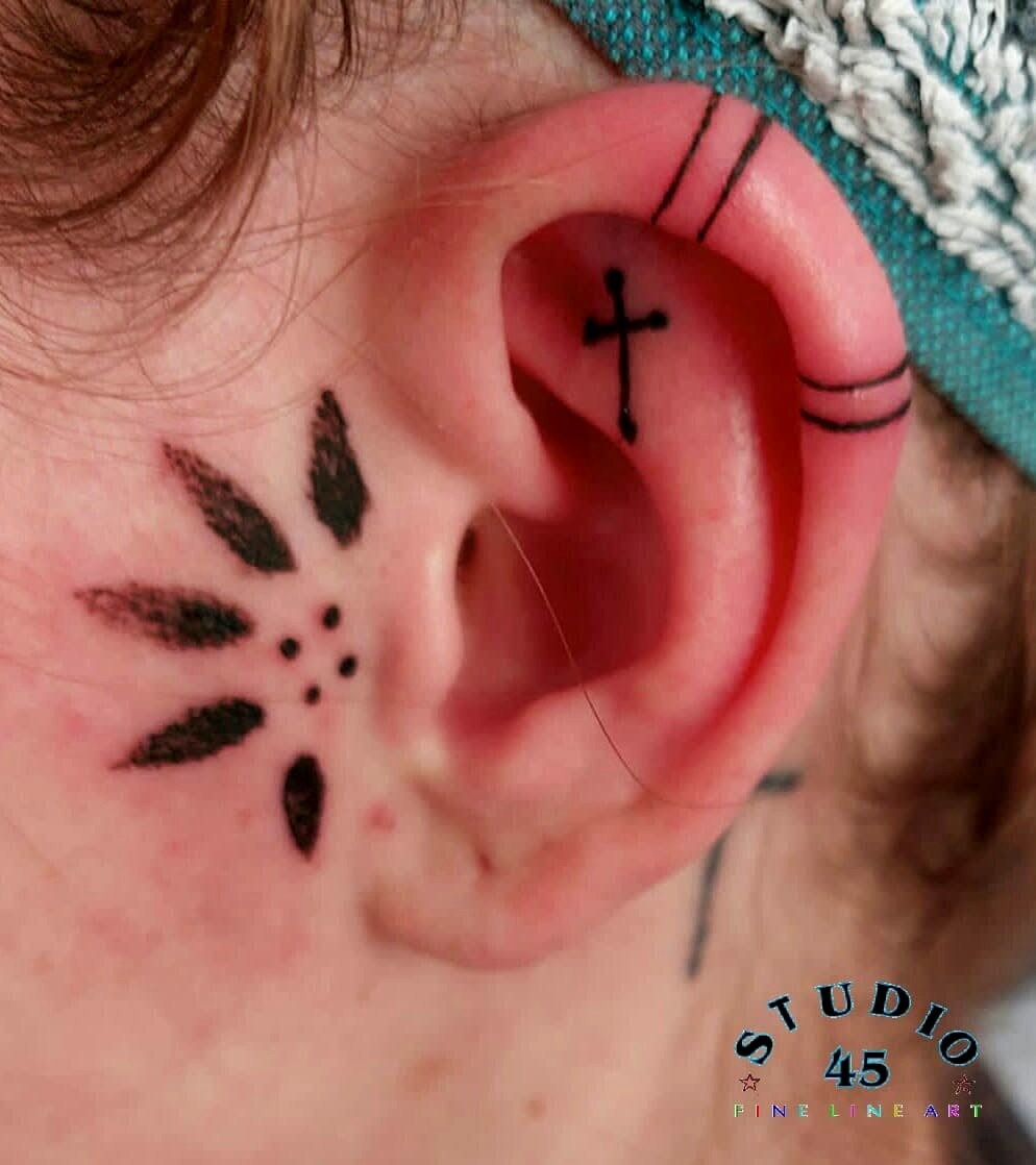 Mini Tattoo Ohr Kreuz Linien Dotwork Shading Recklinghausen STUDIO 45